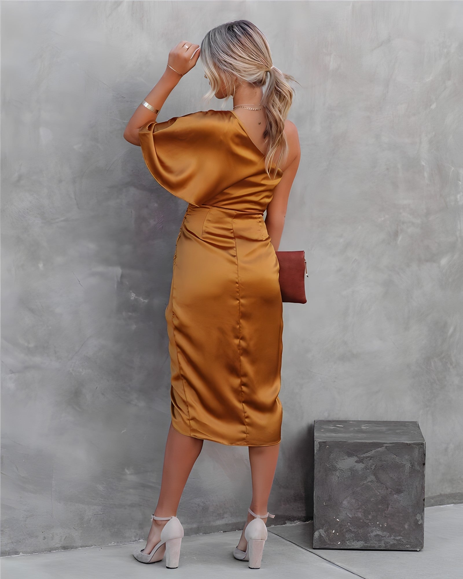 Serina | Kvinders Enskulder Draperet Satin Midikjole